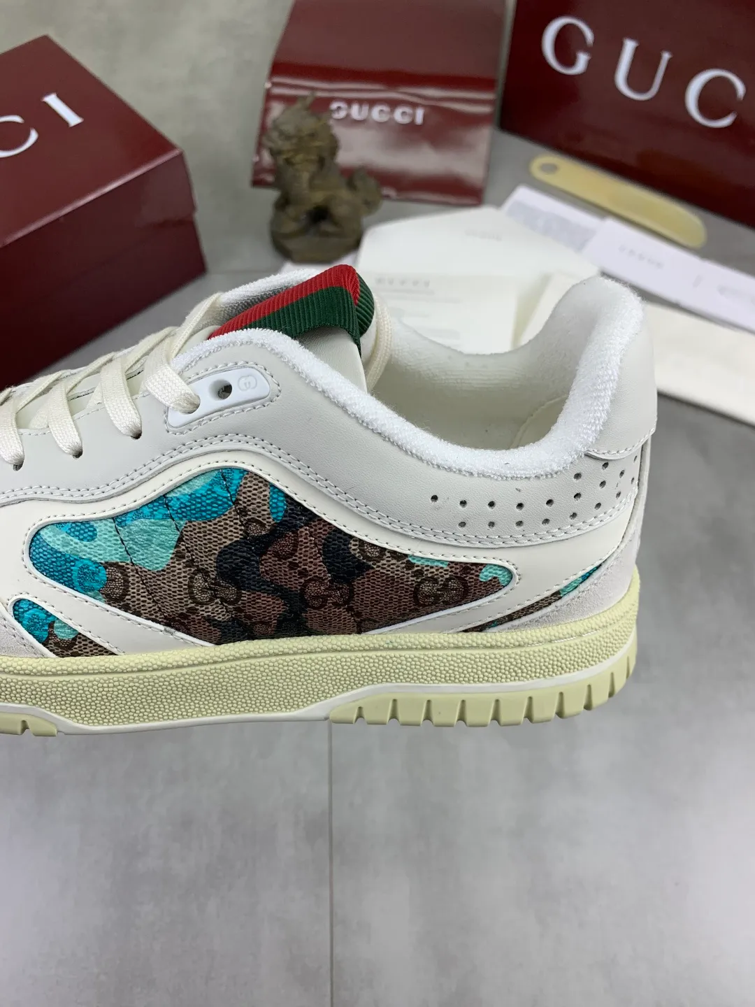 Men's shoes 💰P542 New Gucci autumn and winter low-end catwalk casual sneakers, top version! Oil edge craftsmanship. New model for early spring, creating a perfect style, cool and sassy, ​​c-position fashionable wear, classic shoe style with retro and futuristic feel, showing exquisite texture! Open mold to customize high-density outsole. Comes fully packaged. Size: 40-45 Fabric: Imported calfskin punching Lining: Imported original towel lining